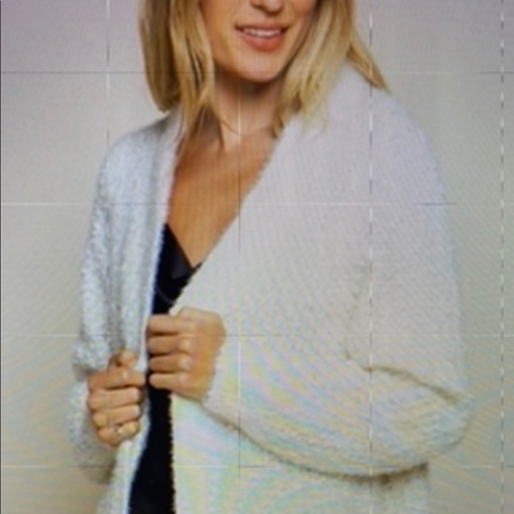 Beautiful POL Sweater 💗💗💗 Size Small Left